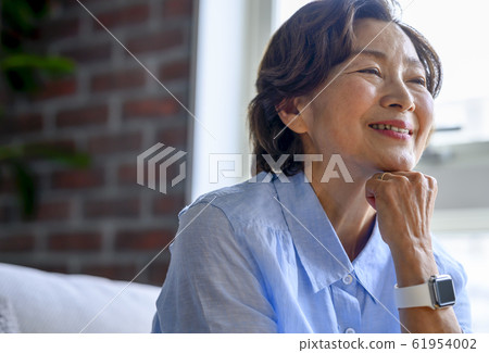 Senior woman using smart watch 61954002