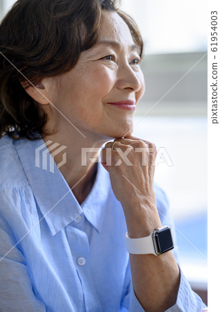 Senior woman using smart watch 61954003