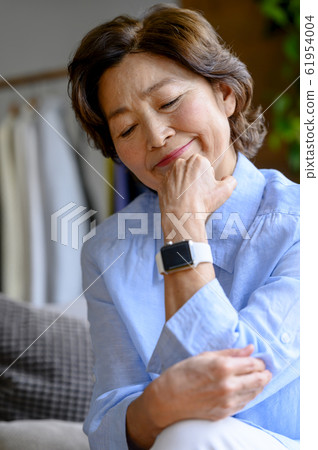 Senior woman using smart watch 61954004