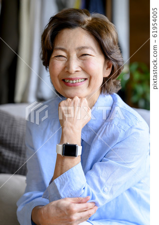 Senior woman using smart watch 61954005