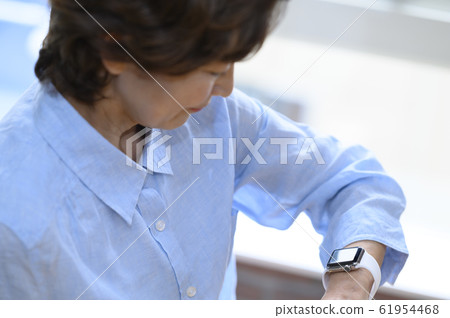Senior woman using smart watch 61954468