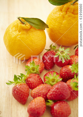 柑橘，Shiranuhi，Decopon和草莓，美麗和健康形象 61956660