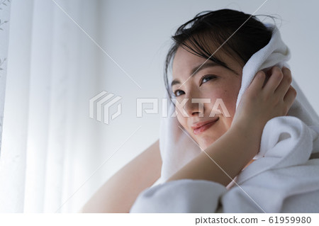 Young woman wiping her hair (wet hair, wet hair, moisturizing 61959980