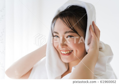 Young woman wiping her hair (wet hair, wet hair, moisturizing 61960002