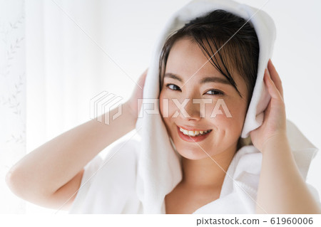 Young woman wiping her hair (wet hair, wet hair, moisturizing 61960006