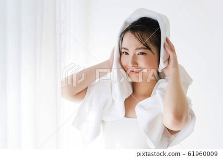 Young woman wiping her hair (wet hair, wet hair, moisturizing 61960009