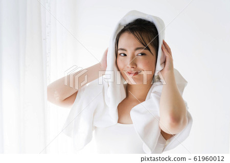 Young woman wiping her hair (wet hair, wet hair, moisturizing 61960012