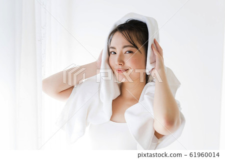 Young woman wiping her hair (wet hair, wet hair, moisturizing 61960014