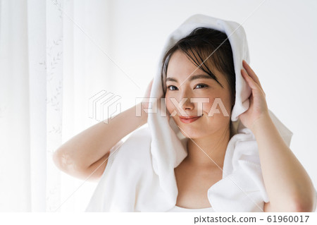 Young woman wiping her hair (wet hair, wet hair, moisturizing 61960017