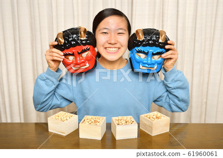 Girl enjoying setsubun 61960061