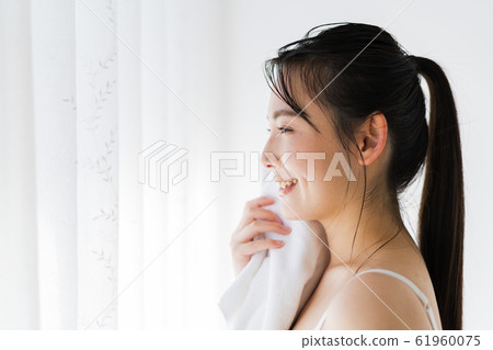 Beauty image (wet hair, wet hair, moisture Beauty image (wet hair, wet hair, moisture 61960075