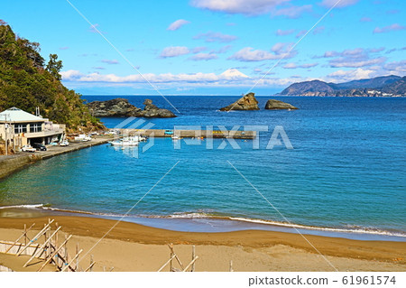 The sea and Mt.Fuji at the fishing port of Minamiizu Matsuzakicho 61961574