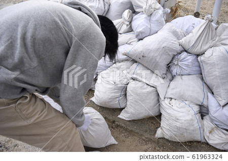A man who disposes of garbage by cleaning the neighborhood association 61963324
