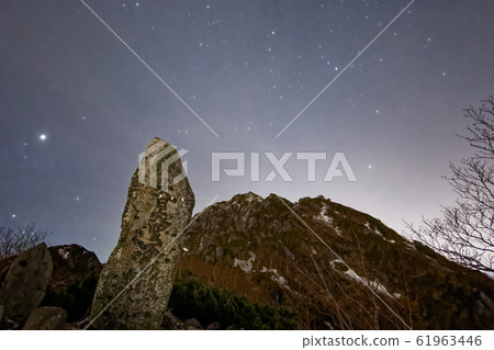 從第八黑峰山脊看到的小岳凱和星空 61963446