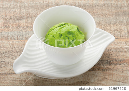 Green tea ice cream 61967328