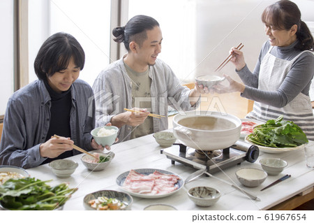 家人在晚上吃鍋 61967654