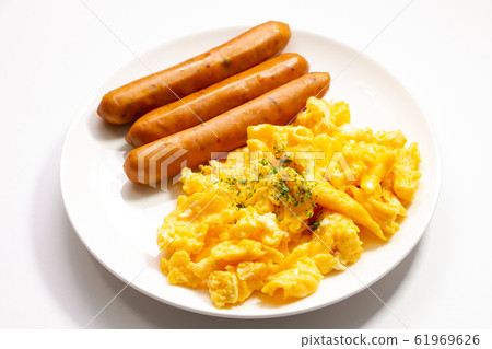 什錦炒雞蛋和熏香腸。 （西式早餐和便餐的圖像） 61969626