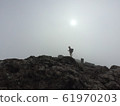 從頂峰雲站立剪影 61970203