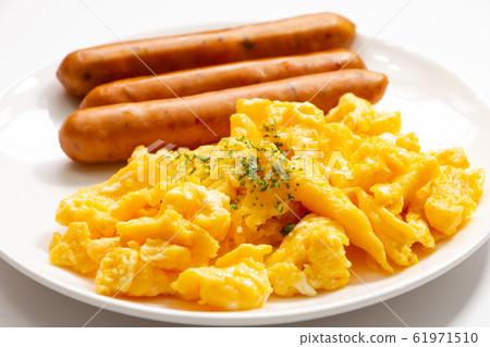 Scrambled eggs. 61971510