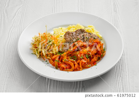 Plate with chopped meat backed with bell pepper 61975012