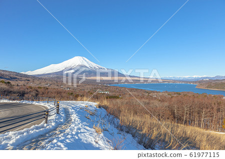 從全景看富士山和山中湖 從全景看富士山和山中湖 61977115
