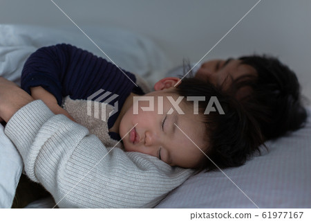 父母和孩子睡覺的父親和兒子 父母和孩子睡覺的父親和兒子 61977167