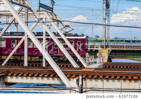 橫越大阪市淀川區淀川的阪急列車 61977289