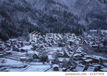 岐阜縣白川鄉雪景早晨 61977956