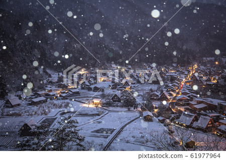 岐阜縣白川鄉雪景早晨 61977964