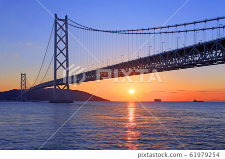 Sunset of the Akashi Kaikyo Bridge Sunset of the Akashi Kaikyo Bridge 61979254