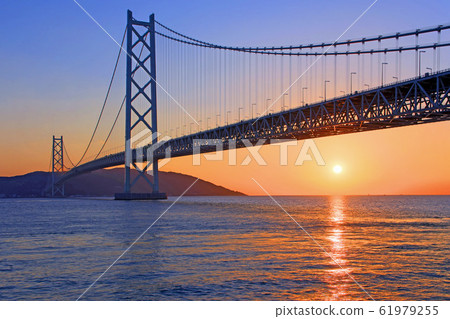 明石海峽大橋的日落 明石海峽大橋的日落 61979255