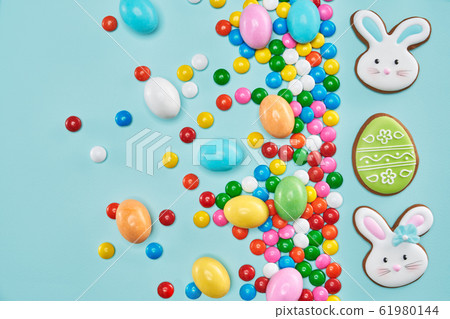 Easter ginger cookies and colorful chocolate balls. 61980144