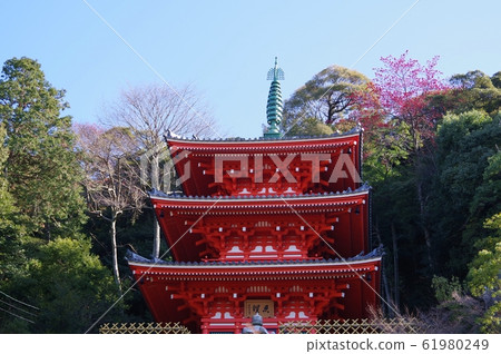 A wooden triple tower with beautiful vermilion A wooden triple tower with beautiful vermilion 61980249