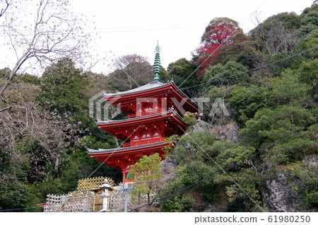Vermilion triple tower at the foot of Mount Kinka Vermilion triple tower at the foot of Mount Kinka 61980250