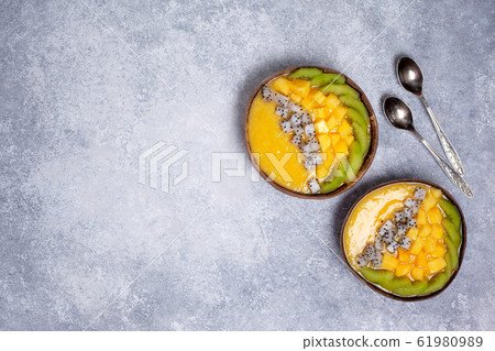 mango smoothie bowl 61980989