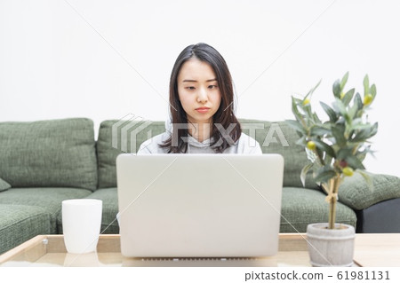 woman operating a laptop 61981131