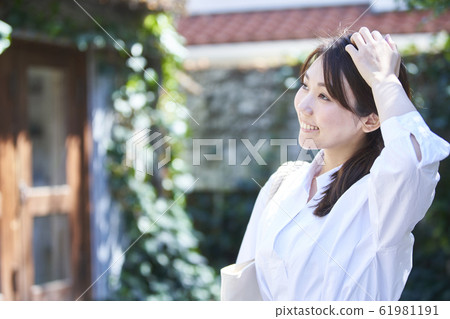 young woman      61981191