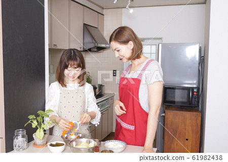 Japanese woman learning foreign cuisine (Russian cuisine) Japanese woman learning foreign cuisine (Russian cuisine) 61982438