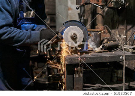Abrasive machining on a grinding wheel 61983507