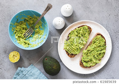Mashed avocado on rye bread toast 61985639