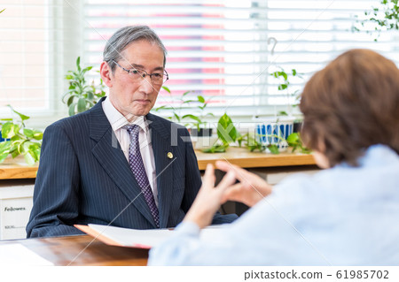 Senior lawyer consultation 61985702