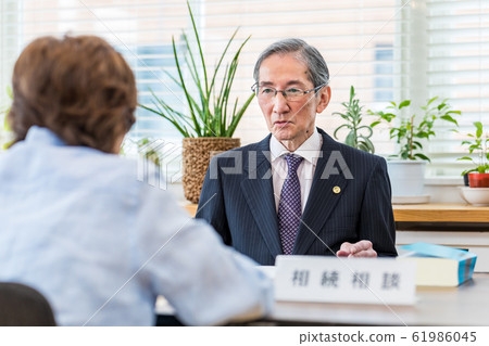 Senior lawyer consultation Senior lawyer consultation 61986045