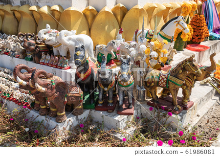 Elephant statues in The King Chao Anouvong Park in Vientiane, Laos 61986081
