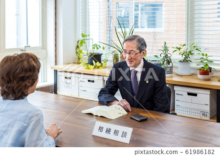 Senior lawyer consultation Senior lawyer consultation 61986182