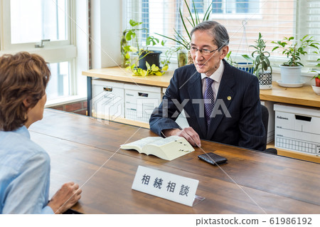 Senior lawyer consultation Senior lawyer consultation 61986192