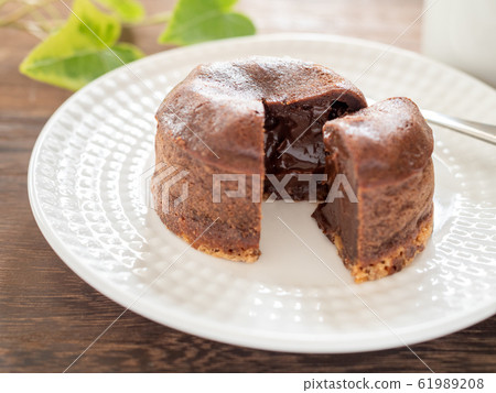 Cross section of gateau chocolate 61989208