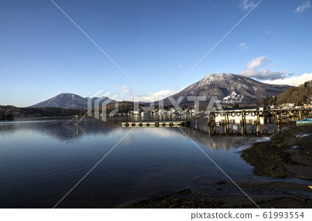 長野縣上之地郡信野信濃町冬季野ji湖的早晨以及飯根山和黑姬山 61993554