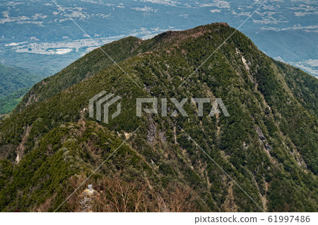 Kurodoyama and Hokuto City seen from Kai Komagatake and Kuroto ridge 61997486