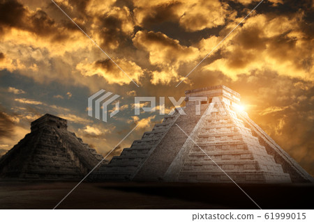 Ancient Mayan pyramid (Kukulcan Temple), Chichen 61999015
