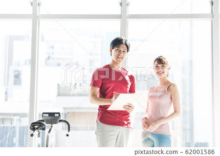 Sports gym Portrait Men and women 62001586